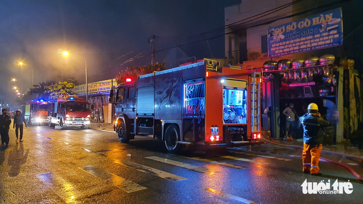 Lực lượng PCCC điều nhiều xe chữa cháy đến hiện trường dập lửa - Ảnh: MINH HÒA