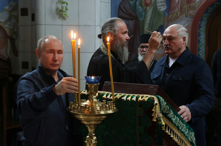 Tổng thống Belarus Lukashenko và Tổng thống Nga Putin khi đến thăm một tu viện ở Nga hồi tháng 7-2023 - Ảnh: REUTERS