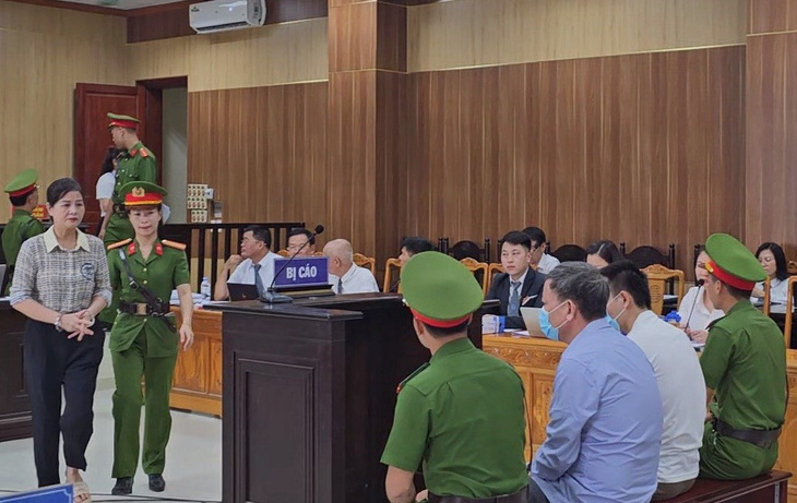 Bị cáo Phạm Thị Hằng - cựu giám đốc Sở Giáo dục và Đào tạo Thanh Hóa (bìa trái ảnh) - được dẫn giải đến phiên tòa - Ảnh: CTV