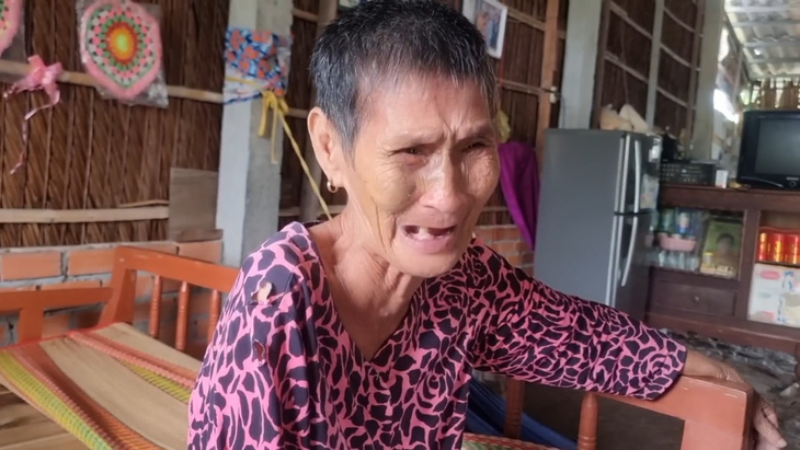 Cụ bà Lê Thị Sành nức nở khóc kể lại sự việc bị con dâu đánh - Ảnh: THANH HUYỀN cắt từ clip