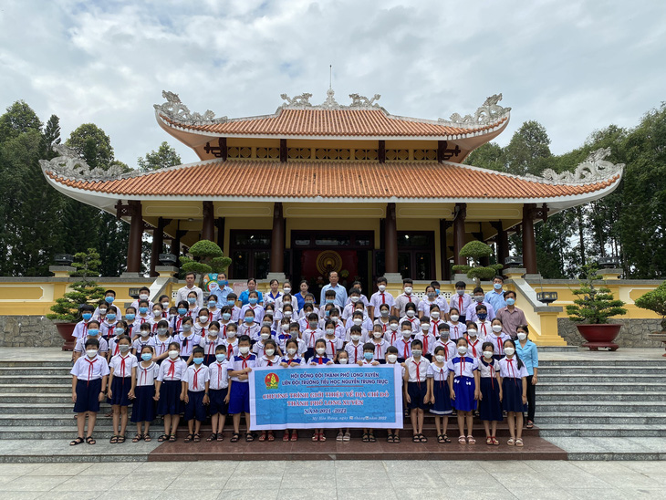 Đoàn tham quan về nguồn của học sinh tìm hiểu về cuộc đời sự nghiệp của Bác Tôn tại Khu lưu niệm Chủ tịch Tôn Đức Thắng - Ảnh: Sở VHTT&DL An Giang cung cấp