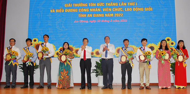 Leaders of the Provincial Party Committee and People's Committee of An Giang Province presented the first Ton Duc Thang Awards - 2022 to 8 individuals - Photo: An Giang Department of Culture, Sports and Tourism
