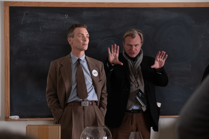 Cillian Murphy và đạo diễn Christopher Nolan trên bối cảnh phim Oppenheimer