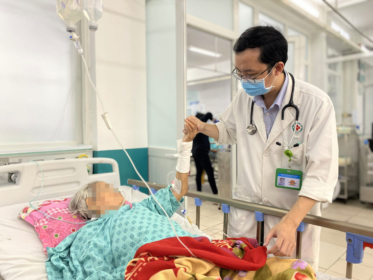 Bệnh nhân đột quỵ điều trị tại Bệnh viện Nhân dân 115 (TP.HCM) - Ảnh: X.MAI