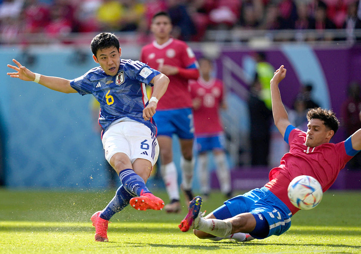 Endo (trái) từng tỏa sáng ở World Cup 2022 trong màu áo tuyển Nhật - Ảnh: REUTERS
