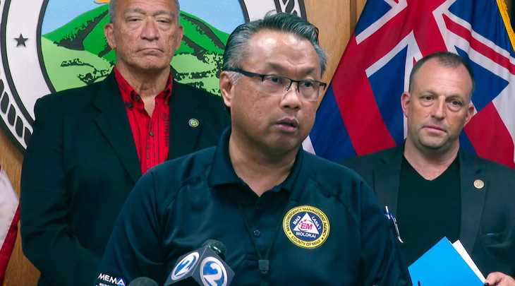 Ông Herman Andaya, người đứng đầu cơ quan quản lý tình trạng khẩn cấp của Maui, trong cuộc họp báo ngày 16-8 sau vụ cháy rừng - Ảnh: AP