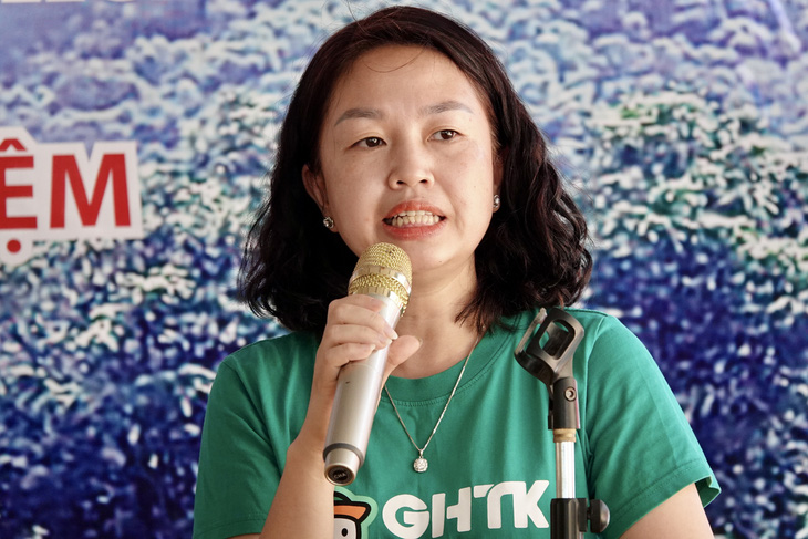 Bà Hàn Thị Thủy - phó giám đốc truyền thông đối ngoại, Công ty cổ phần Giao Hàng Tiết Kiệm - phát biểu tại buổi lễ - Ảnh: NGỌC QUANG