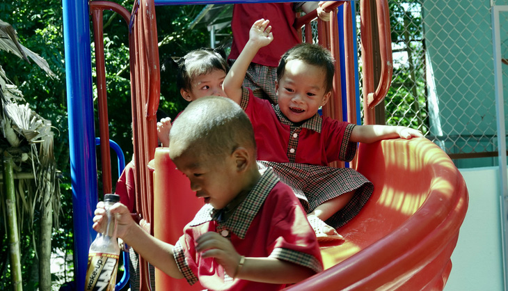 Trẻ mầm non ở điểm trường khu Phé, xã Phú Xuân, huyện Quan Hóa thích thú, vui đùa trên thiết bị đồ chơi ngoài trời vừa được lắp đặt - Ảnh: NGỌC QUANG