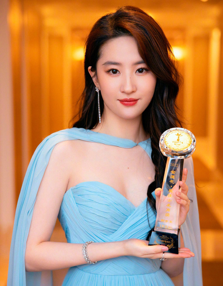 Lưu Diệc Phi đoạt giải Nữ diễn viên chính xuất sắc tại Liên hoan phim Quốc tế Macau lần thứ 13.