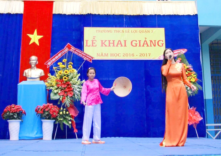 Cô giáo triệu view Mai Phương Thảo hát cùng học sinh tại Trường Lê Lợi - Ảnh: NVCC