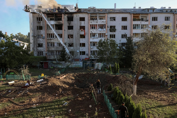 Tòa chung cư bị hư hại được cho là do trúng không kích của Nga vào thành phố Lviv ngày 15-8 - Ảnh: REUTERS