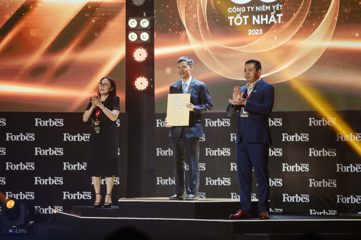 Ông Nguyễn Đức Hạnh, thành viên hội đồng quản trị, chủ tịch Công đoàn PVCFC, thay mặt công ty nhận vinh danh tại Lễ trao Top 50 công ty niêm yết tốt nhất năm 2023 của Forbes Việt Nam