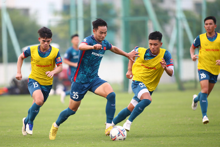 Đội hình U23 Việt Nam có sự kết hợp giữa những tài năng U18 và các cầu thủ từng thi đấu ở V-League - Ảnh: HOÀNG TÙNG