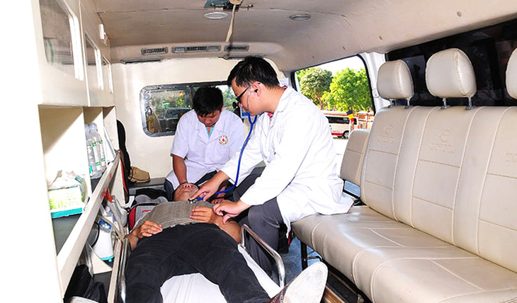 Đội xe cấp cứu ngoại viện của các bệnh viện ở Cà Mau sẵn sàng vận chuyển nếu có chỉ định của bệnh viện - Ảnh: THANH HUYỀN