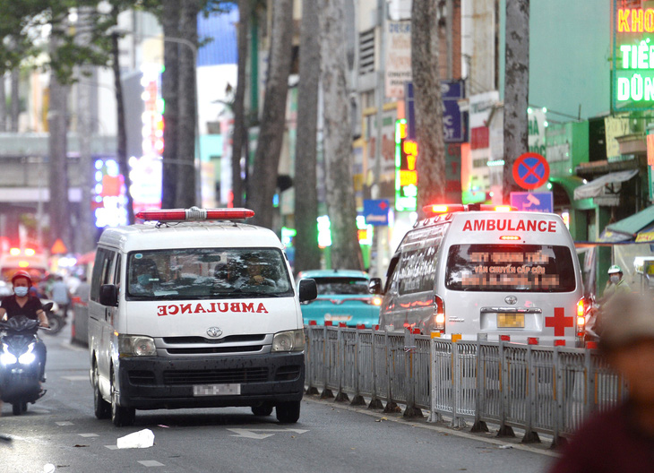 Xe cấp cứu chuyển bệnh nhân trên đường Nguyễn Chí Thanh (quận 5, TP.HCM) chiều 17-8 - Ảnh: TỰ TRUNG