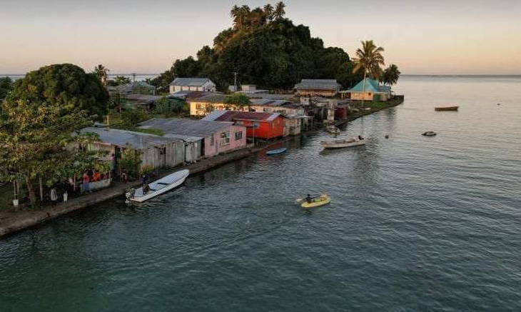 Đảo Serua Village, Fiji, 80 dân làng phải đối mặt với quyết định đau đớn là có nên dời đi hay không khi mực nước biển đang dâng cao - Ảnh: REUTERS