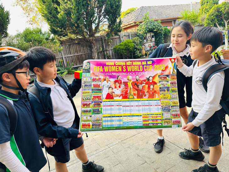 Nhóm học sinh gốc Việt Trường tiểu học St. Mary's Altona (Úc) hưởng ứng World Cup nữ - Ảnh: TR.N.