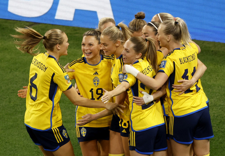 Niềm vui chiến thắng của tuyển nữ Thụy Điển - Ảnh: REUTERS