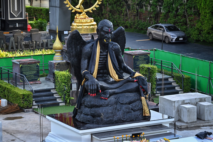 Bức tượng đáng sợ khiến nhiều người đi đường kinh hãi ở thủ đô Bangkok của Thái Lan - Ảnh: AFP