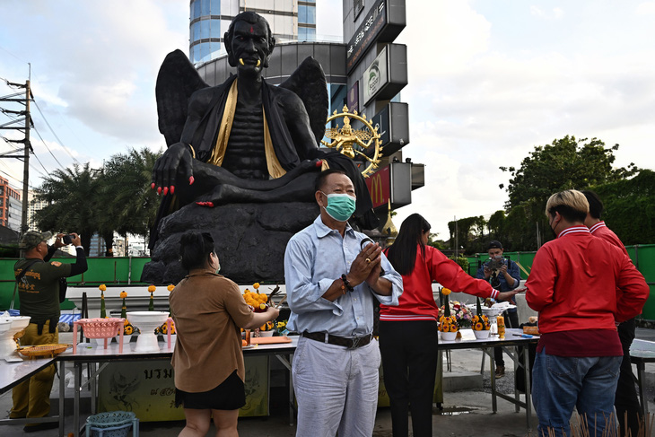 Tuy gây tranh cãi nhưng không ít người vẫn đến thờ cúng bức tượng đáng sợ này - Ảnh: AFP