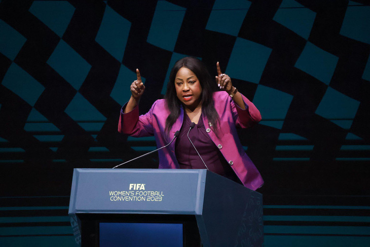 Tổng thư ký FIFA Fatma Samoura phát biểu tại Đại hội bóng đá nữ do FIFA tổ chức ngày 19-8 ở Sydney - Ảnh: TR.N.