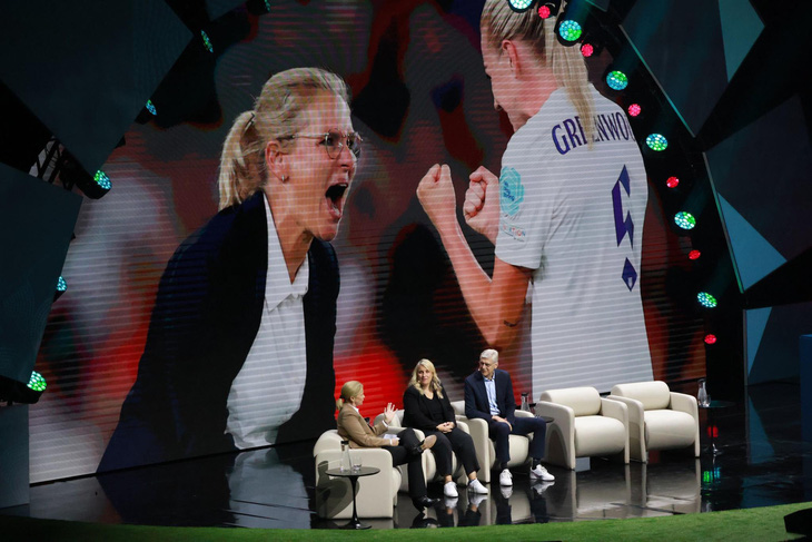 Từ trái sang: Cựu HLV tuyển nữ Mỹ Jill Ellis, HLV CLB Chelsea nữ Emma Hayes và Giám đốc phát triển bóng đá toàn cầu của FIFA Arsène Wenger thảo luận tại Đại hội bóng đá nữ - Ảnh: TR.N.
