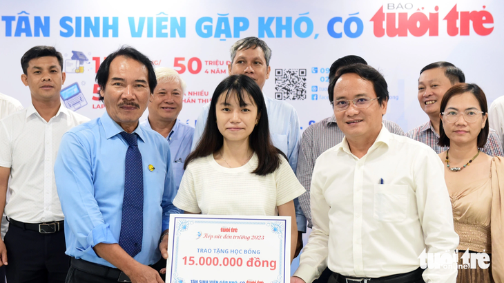 Suất học bổng Tiếp sức đến trường 2023 đầu tiên được trao cho bạn Trần Thị Hoài Trinh (đã đăng ký ứng tuyển vào Trường ĐH Kinh tế TP.HCM) - Ảnh: DUYÊN PHAN