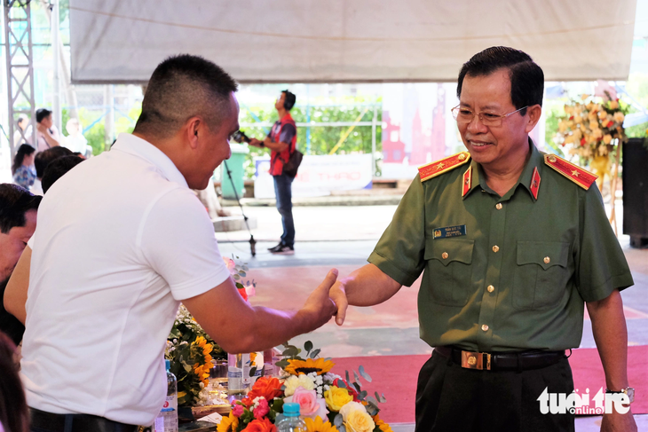 Thiếu tướng Trần Đức Tài, phó giám đốc Công an TP, giao lưu tại chương trình - Ảnh: PHƯƠNG NHI
