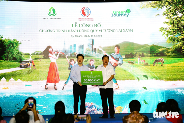 Ông Lý Minh Tuấn, đại diện Ban điều hành Quỹ vì tương lai xanh, Tập đoàn Vingroup trao biểu trưng tặng cây xanh cho ông Huỳnh Đức Hoàn, trưởng Ban quản lý rừng phòng hộ Cần Giờ - Ảnh: LÊ PHAN