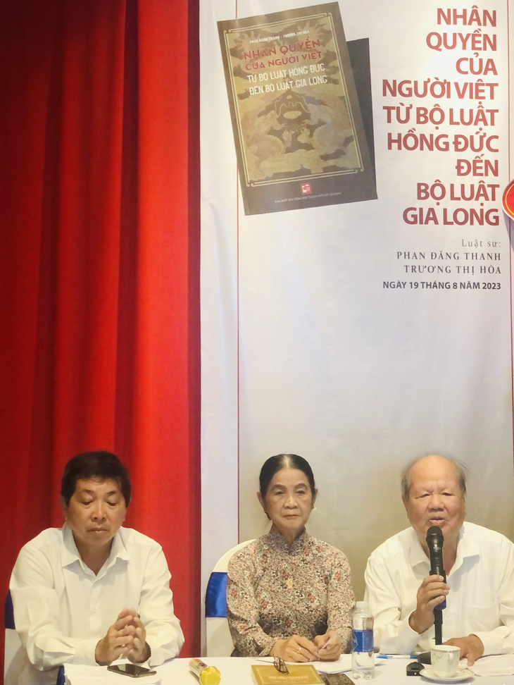 Luật sư Phan Đăng Thanh (bìa phải) và luật sư Trương Thị Hòa (giữa) tại buổi ra mắt sách - Ảnh: HOÀI PHƯƠNG