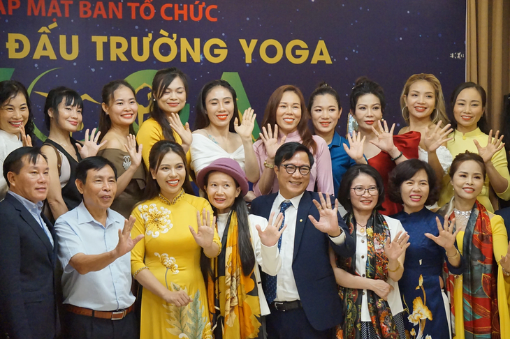 NSND Trọng Trinh (hàng đầu, thứ 5 từ trái qua) và bà Vũ Hồng Yến (hàng đầu, thứ ba từ trái qua) chụp ảnh cùng ban giám khảo, trọng tài của giải Vô địch đấu trường Yoga Asana & Flow Yoga quốc tế 2023 - Ảnh: T.ĐIỂU