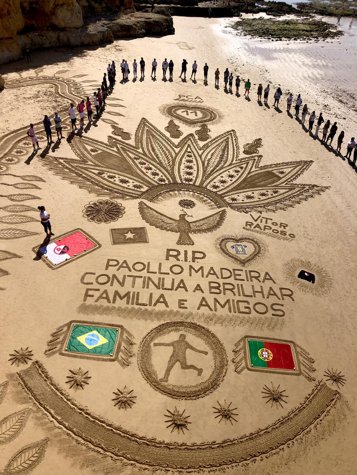 Bức tranh trên cát công phu trên bãi biển Maria Luisa để tưởng niệm tiền đạo Paollo - Ảnh: FBNV