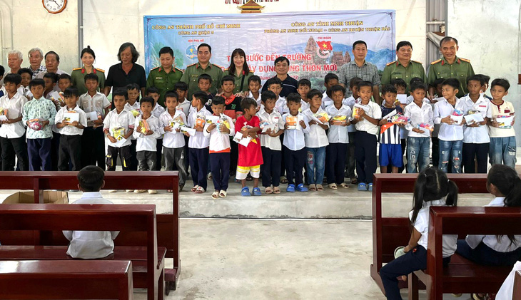 Công an quận 5 (TP.HCM) tặng quà cho trẻ em có hoàn cảnh khó khăn tại huyện Thuận Bắc