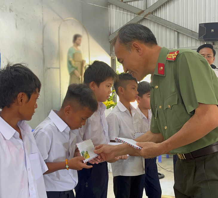 Tặng quà cho trẻ em có hoàn cảnh khó khăn tại huyện Thuận Bắc