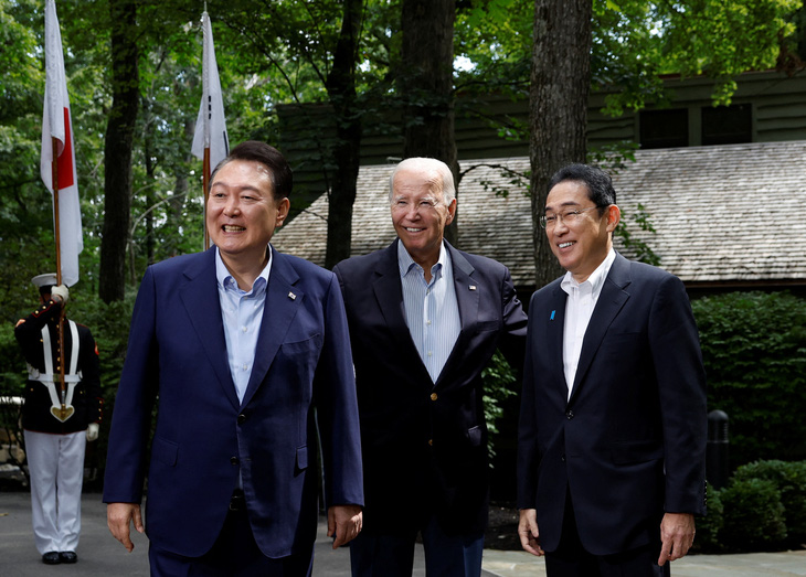 Tổng thống Hàn Quốc Yoon Suk Yeol (trái), Tổng thống Mỹ Joe Biden, và Thủ tướng Nhật Bản Kishida Fumio tại cuộc họp báo chung ở cuộc gặp ba bên tại Trại David (Maryland, Mỹ) ngày 18-8 - Ảnh: REUTERS 