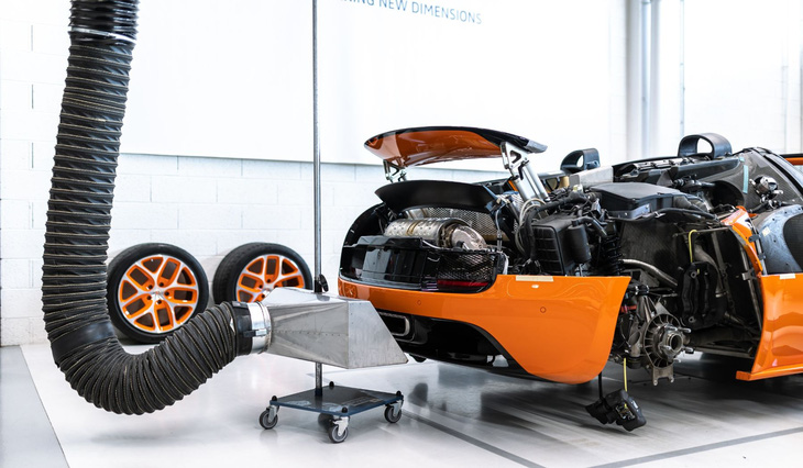 Giống Veyron, Bugatti Chiron sở hữu 10 bộ tản nhiệt để làm mát &quot;quái vật&quot; 16 xi lanh 8.0L. Bộ làm mát này cần được thay thế sau 3-4 năm sử dụng, tốn khoảng 19.800 USD