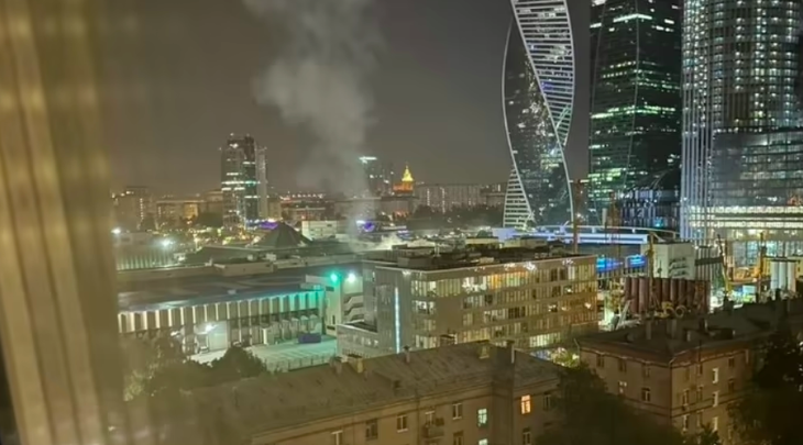 Khói bốc lên sau một vụ tấn công bằng máy bay không người lái vào thủ đô Matxcơva, Nga - Ảnh: PRAVDA/TELEGRAM
