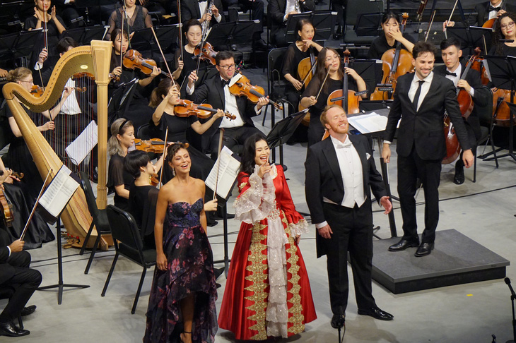Đào Tố Loan (hàng đầu, giữa) hát cùng hai ca sĩ opera Oliver Johnston (bên phải, hàng đầu) và Corinne Winters (bên trái, hàng đầu) trong chương trình hòa nhạc Tháng Tám năm 2023 tại Nhà hát Hồ Gươm - Ảnh: T.ĐIỂU