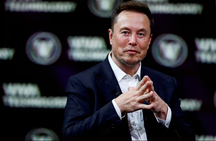 Tỉ phú Elon Musk mua lại Twitter (nay là X) vào tháng 10-2022  - Ảnh: REUTERS