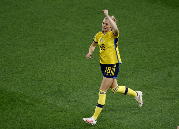 Fridolina Rolfo ăn mừng sau khi sút thành công quả đá 11m giúp Thụy Điển mở tỉ số - Ảnh: REUTERS