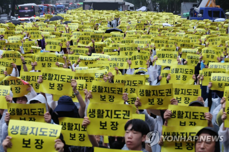 Hơn 30.000 giáo viên biểu tình tại thủ đô Seoul yêu cầu sửa luật vì một môi trường giáo dục lành mạnh - Ảnh: YONHAP