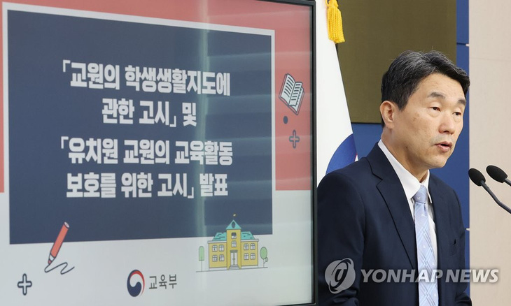 Bộ trưởng Bộ Giáo dục Hàn Quốc Lee Joo Ho công bố đề án bảo vệ giáo viên tại Seoul hôm 17-8 - Ảnh: YONHAP