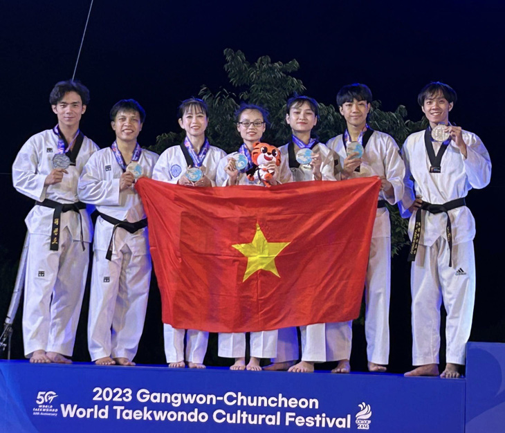 Đội tuyển quyền taekwondo Việt Nam trên bục nhận huy chương bạc - Ảnh: THANH HUY
