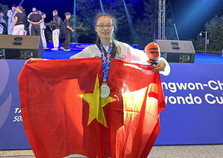 Nguyễn Thanh Hiền Linh với tấm huy chương bạc thế giới đầu tiên đáng nhớ ở tuổi 18 - Ảnh: THANH HUY