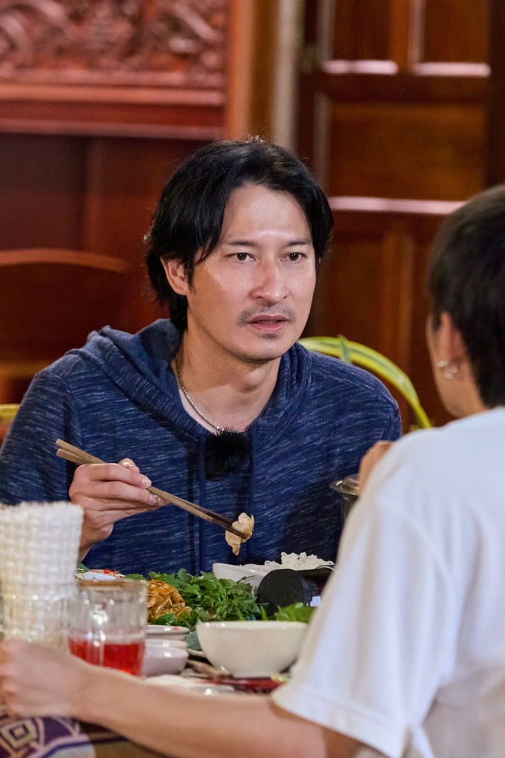 Ngoài vai trò host, người chơi chính, Huy Khánh còn là người anh cả chăm sóc bữa ăn cho dàn cast