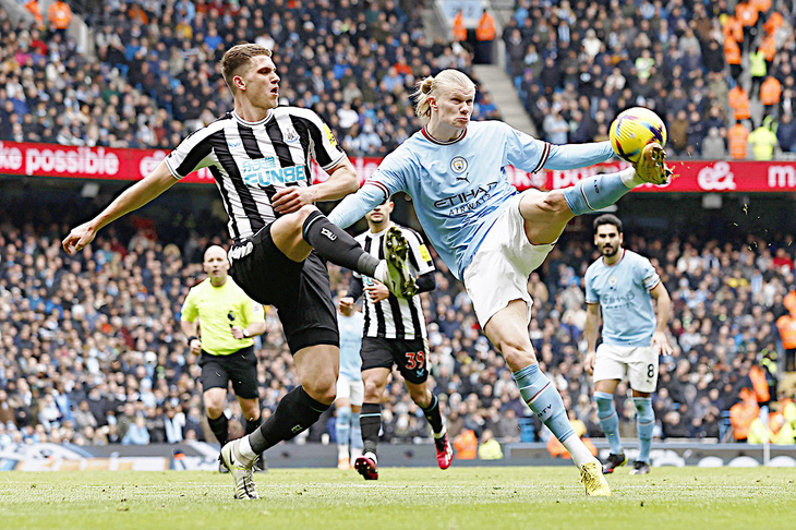 Man City (phải) gặp thách thức lớn ở vòng đấu này - Ảnh: Reuters