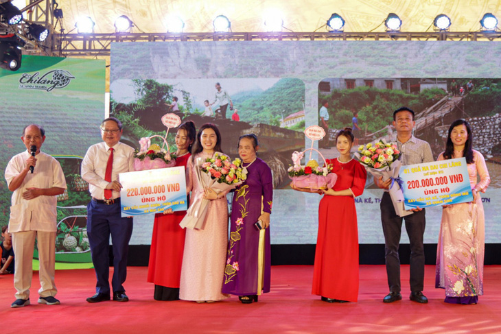 Hai doanh nghiệp đấu giá thành công hai trái na "tuyển" tại huyện Chi Lăng, Lạng Sơn - Ảnh: THU HƯƠNG