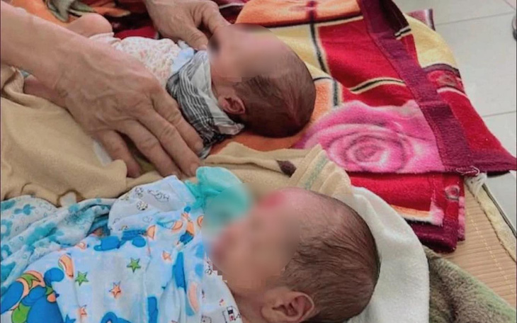 Hai bé trai sinh đôi bị bỏ rơi ven đường kèm mảnh giấy "ai nhặt được xin nuôi đỡ"