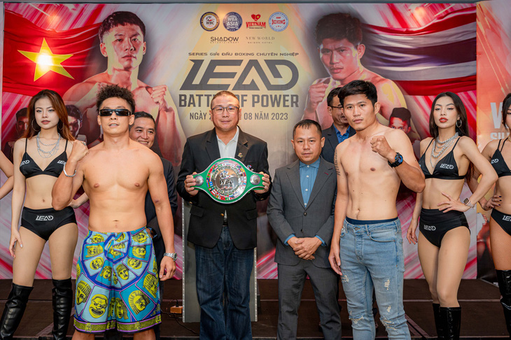 Trịnh Thế Long (trái) sẽ so tài cùng võ sĩ boxing hàng đầu Thái Lan Chayanon Phothijun - Ảnh: M.Q.