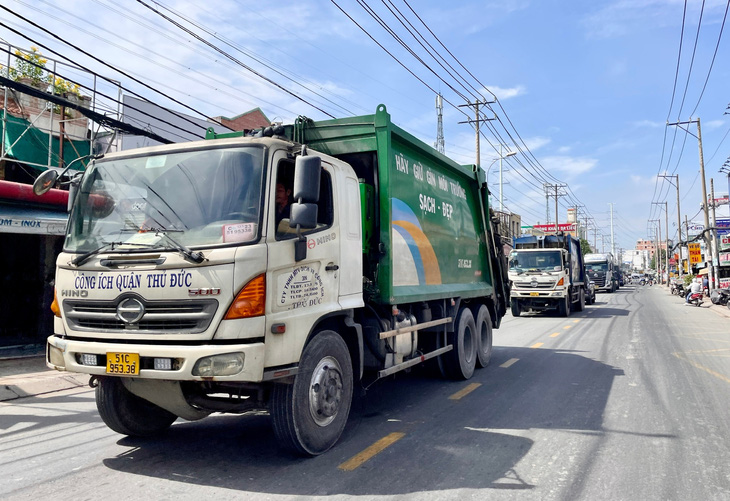 Garbage trucks follow each other on Highway 50 towards the Da Phuoc Waste Treatment Complex, Ho Chi Minh City - Photo: Le Phan